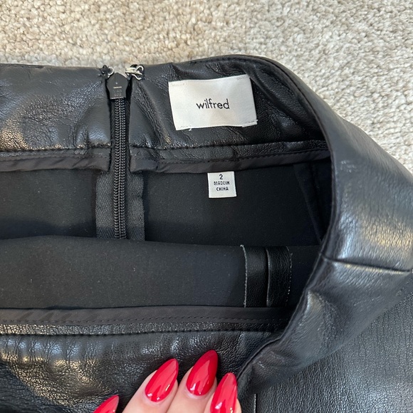 Aritzia wilfred faux leather patio mini skirt - Picture 4 of 4